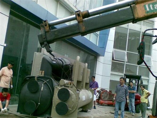 青龙随车吊和汽车吊的核心区别是什么？哪种更省钱？